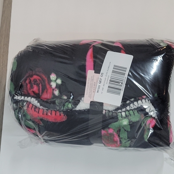 VICTORIA'S SECRET Black Floral Sherpa Fleece Flannel Blanket - Picture 3 of 9